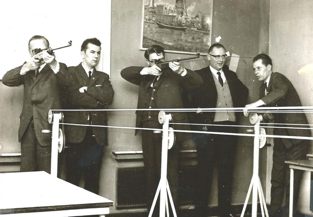 v.l.n.r. Ir. Goldhoorn (directie), voorz. Ben v.d. Laan, de heer R. Pomp (directie) , Ir. Roelvink(directie) en M. v.d. Kamp (secr.) bij het inschieten van de nieuwe schietbanen.